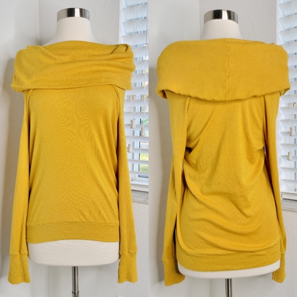 MICHAEL STARS Off-The-Shoulder Sweater In Gold OS. - Picture 1 of 7